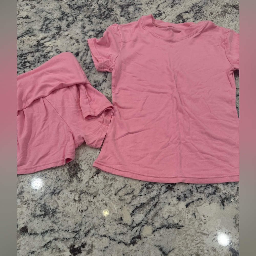 Pink T-Shirt and foldover Shorts Set looks small but really stretchy size S